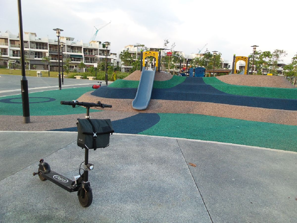 e-twow scooter with rack